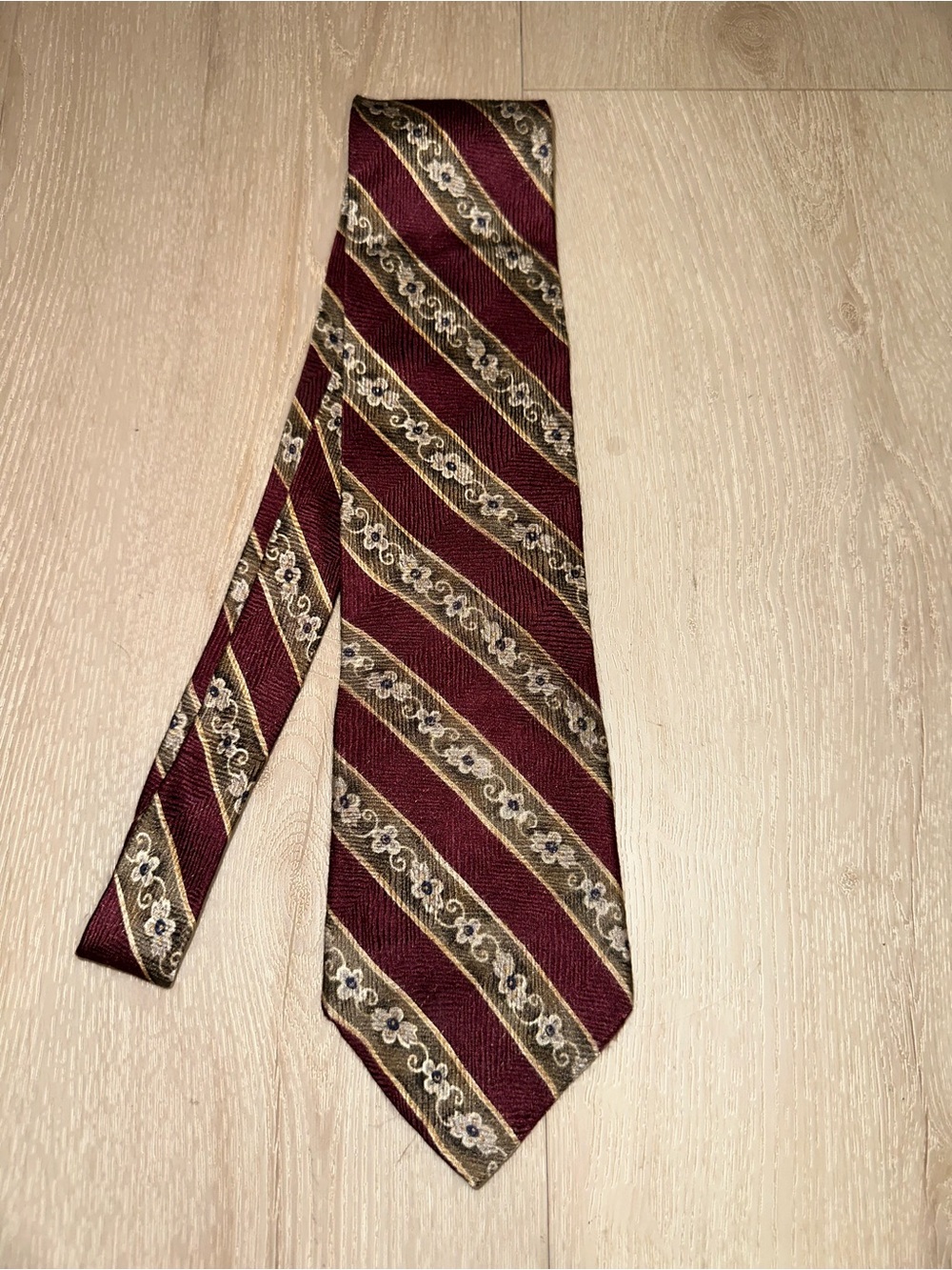 Kenneth Cole Striped Tie in Red & Gold Like New